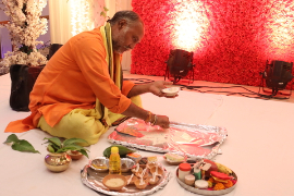 Ein Hindu-Priester oder Pandit bereitet sich auf das traditionelle Ritual zu einem glückverheißenden Anlass vor