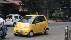 das neue tata auto nano ist auf der straße tata motors stellt umweltfreundliche fahrzeuge vor indien auto