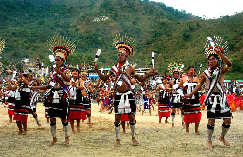 Ein Stammesangehöriger trinkt während des Nashornvogel-Festes aus einem Hornkrug. Jedes Jahr in der ersten Dezemberwoche wird im nordöstlichen indischen Bundesstaat Nagaland das große Nashornvogel-Fest gefeiert . Alle Indien Reisen in der Übersicht