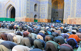 Muslimisches Freitagsgebet in der Moschee