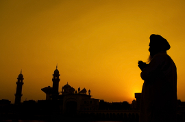 Silhouette des Sikh-Gebets im Tempel, Amritsar, Indien
