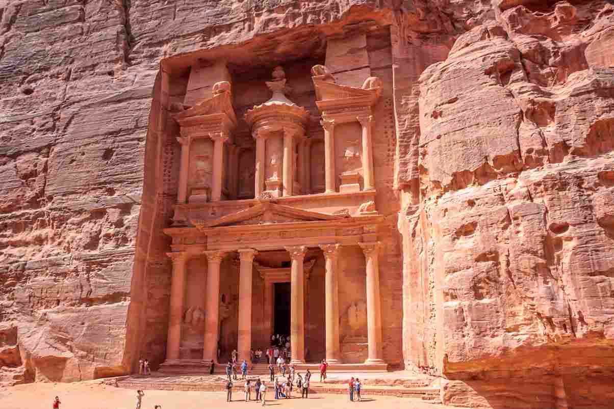 Der berühmte Felsentempel von Petra, direkt in die Sandsteinwand gemeißelt