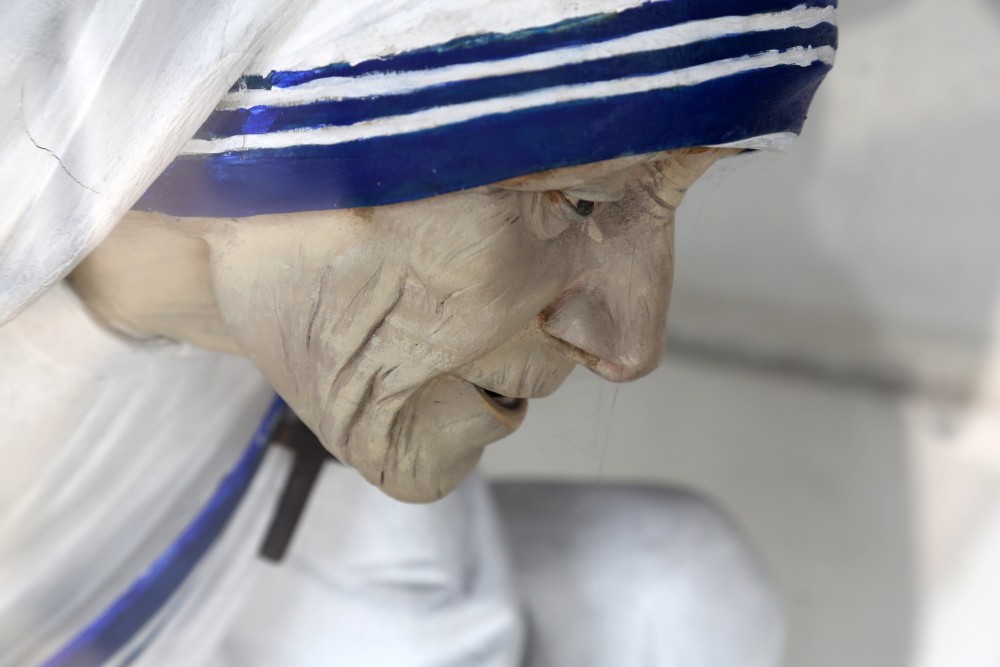 Statue mit klassischem weißen Sari mit blauen Streifen