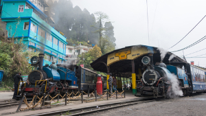 bahnhof ghum an der darjeeling himalayan railway in darjeeling indien unesco weltkulturerbe bahnhof ghum an der darjeeling himalayan railway in darjeeling
