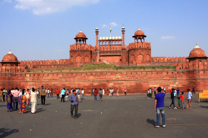 das aus rotem sandstein erbaute rote fort ist eines der meistbesuchten wahrzeichen in neu delhi