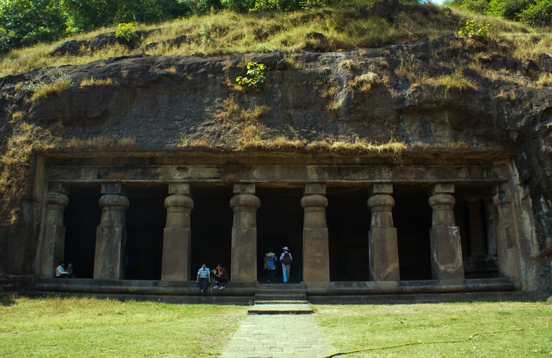 eine alte höhle auf der insel elephanta eine der höhlen auf der insel elephanta etwa 10 kilometer vor der Küste von mumbai eines der berühmten unesco welterbezentren