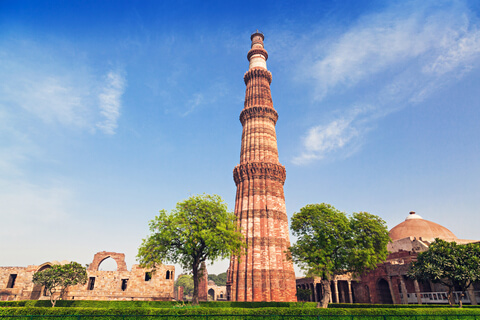 qutb minar turm in neu delhi