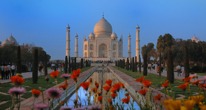 taj mahal agra indien garten mit blumen taj mahal agra indien